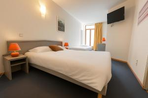 Postel nebo postele na pokoji v ubytování Hôtel de Genève et Restaurant , Faverges-Seythenex
