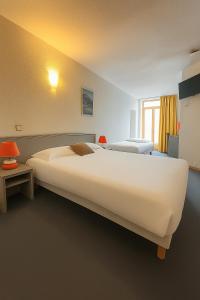 Postel nebo postele na pokoji v ubytování Hôtel de Genève et Restaurant , Faverges-Seythenex