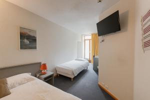 Postel nebo postele na pokoji v ubytování Hôtel de Genève et Restaurant , Faverges-Seythenex