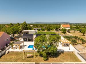 Πισίνα στο ή κοντά στο Unique Villa V with large pool