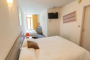 Postel nebo postele na pokoji v ubytování Hôtel de Genève et Restaurant , Faverges-Seythenex