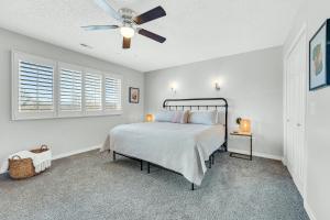 Ένα ή περισσότερα κρεβάτια σε δωμάτιο στο Bright Stylish Condo with Balcony