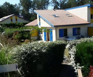 ein weißes Haus mit einem roten Dach in der Unterkunft Villa OCELANDES in Saint-Julien-en-Born