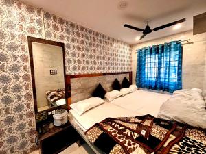 Una cama o camas en una habitación de Hotel Khushhal Manzil 15 fotos más
