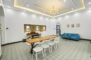Un comedor con mesa y sillas en Bella Vista Ba Vi Retreat, en Ba Vì