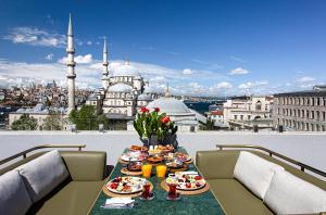 - une table avec de la nourriture sur un balcon avec vue sur la ville dans l'établissement Mest Hotel Istanbul Sirkeci, à Istanbul