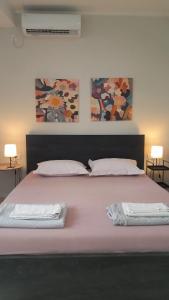 Ένα ή περισσότερα κρεβάτια σε δωμάτιο στο Cool & Cozy Center +26 φωτογραφίες