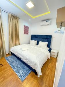 Postel nebo postele na pokoji v ubytování PENTAGON by Riz homes