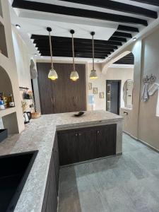 Agadir Bou Settaにあるvilla oasis bourassの三灯付きカウンター付きキッチン +10枚の写真