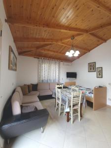 TV a/nebo společenská místnost v ubytování Dritan Belulaj apartment