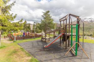 ein Spielplatz mit Rutsche in einem Park in der Unterkunft Collado, terraza con vistas y garaje - Arafita Apartamentos in Formigal