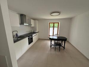 アシャウ・イム・キームガウにあるFerienwohnungen Bergluftの部屋にテーブルと椅子のあるキッチン