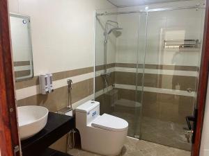 Un baño con ducha, inodoro y lavabo. en Khách Sạn Gia Hưng, en Ninh Binh 25 fotos más