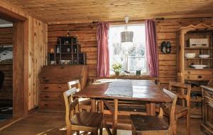 EdにあるAmazing Home In Ed With Lake Viewの木製のテーブルと椅子のあるダイニングルーム
