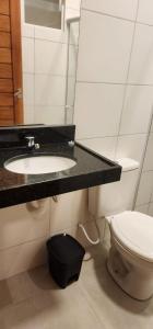 ein Badezimmer mit Waschbecken und Toilette in der Unterkunft Hotel Sierra in Cuité