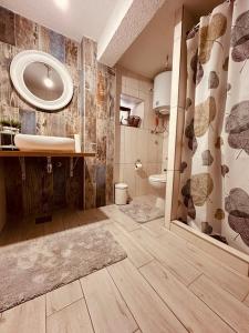 ein Badezimmer mit Badewanne, Waschbecken und Toilette in der Unterkunft Bobića konak - Lukomir in Lukomir