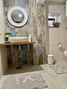 ein Badezimmer mit Waschbecken und Spiegel in der Unterkunft Bobića konak - Lukomir in Lukomir + 85 Fotos