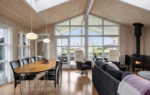 TarmにあるCozy Home In Tarm With Wifiのテーブルとソファのあるリビングルーム