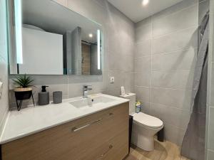 ein Badezimmer mit Waschbecken und Toilette in der Unterkunft Appartement les pieds dans l'eau Saint Cyprien in Saint-Cyprien