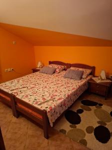 Un dormitorio con una cama con dos almohadas encima. en Apartmani Paulino, en Herceg-Novi