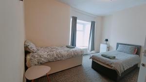 Un dormitorio pequeño con una cama y una ventana. en Bright, Comfortable Home, Convenient for City Centre, en Liverpool