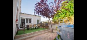 un balcone con tavolo e sedie e una casa di La Casa del Maestro a Cerezo de Abajo