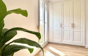 サグントにあるBeach Front Apartment In Saguntoの植物とドアのある部屋