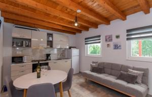 een woonkamer met een bank en een tafel bij Villa Primabella -Makarska by Villas Guide in Novak