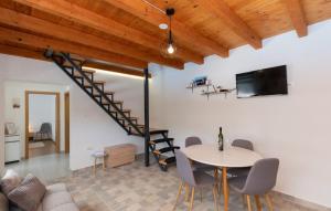 een woonkamer met een tafel en een trap bij Villa Primabella -Makarska by Villas Guide in Novak