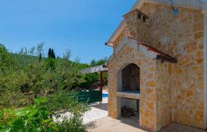 een stenen gebouw met een buitenpizzaoven bij Villa Primabella -Makarska by Villas Guide in Novak