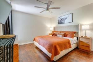 スコッツデールにあるLess Than 1 Mi to Old Town Scottsdale Condo with Balconyのベッドと天井扇風機のある寝室 +26枚の写真