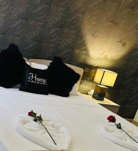 a bedroom with a bed with two roses on it at Couple's Getaway in Is-Swieqi