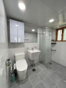 Koupelna v ubytování Quiet and spacious 1-bedroom apt in Gangnam
