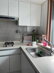 Kuchyň nebo kuchyňský kout v ubytování Quiet and spacious 1-bedroom apt in Gangnam