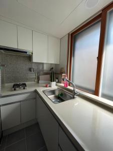Kuchyň nebo kuchyňský kout v ubytování Quiet and spacious 1-bedroom apt in Gangnam