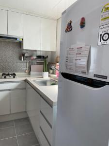 Kuchyň nebo kuchyňský kout v ubytování Quiet and spacious 1-bedroom apt in Gangnam