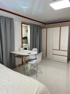 Postel nebo postele na pokoji v ubytování Quiet and spacious 1-bedroom apt in Gangnam