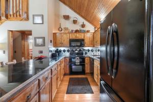 Η κουζίνα ή μικρή κουζίνα στο The Lodge on the Creek - Branson West Cabin with Beautiful Views