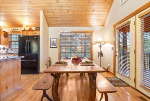 Η κουζίνα ή μικρή κουζίνα στο The Lodge on the Creek - Branson West Cabin with Beautiful Views