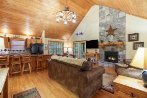 Μια τηλεόραση ή/και κέντρο ψυχαγωγίας στο The Lodge on the Creek - Branson West Cabin with Beautiful Views +17 φωτογραφίες