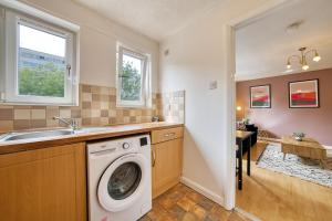 una lavadora en una cocina con fregadero en 2BR City Flat Walk to Buchanan Hydro with Parking, en Glasgow