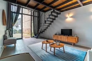 TV a/nebo společenská místnost v ubytování Charmante maison - plein centre Deauville