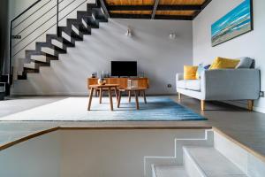 TV a/nebo společenská místnost v ubytování Charmante maison - plein centre Deauville + 3 fotografie