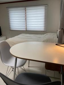 Postel nebo postele na pokoji v ubytování Quiet and spacious 1-bedroom apt in Gangnam