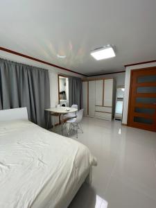 Postel nebo postele na pokoji v ubytování Quiet and spacious 1-bedroom apt in Gangnam