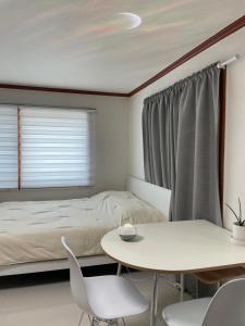 Postel nebo postele na pokoji v ubytování Quiet and spacious 1-bedroom apt in Gangnam