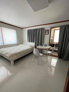 Postel nebo postele na pokoji v ubytování Quiet and spacious 1-bedroom apt in Gangnam