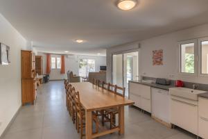 Kuchyň nebo kuchyňský kout v ubytování Villa La Barbière