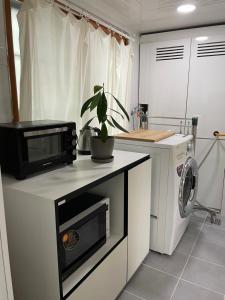 Kuchyň nebo kuchyňský kout v ubytování Quiet and spacious 1-bedroom apt in Gangnam