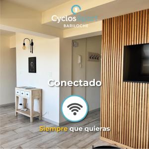 Habitación con TV y mesa con mesa. en CyclosApart Bariloche, en San Carlos de Bariloche 31 fotos más